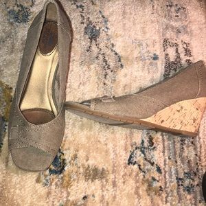 Women’s Life Stride memory foam wedges size 8
